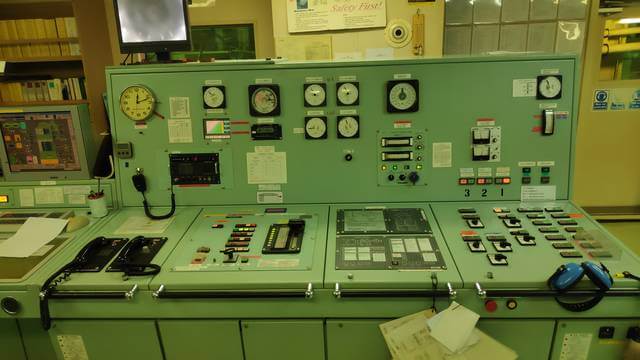 Oil mist detector control in engine control room.